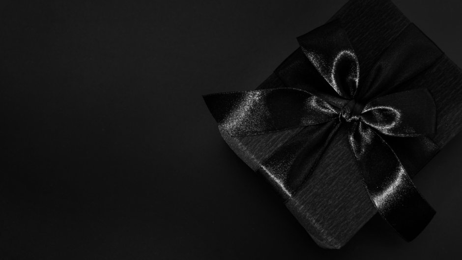 Подарок на черном фоне