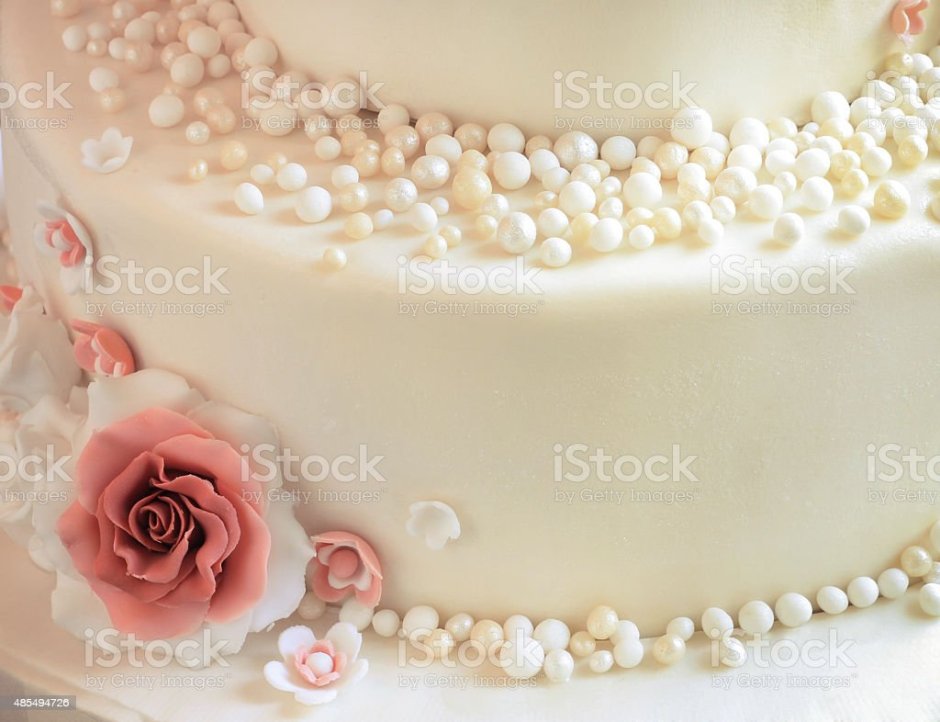 Торт с розами и жемчужинами
