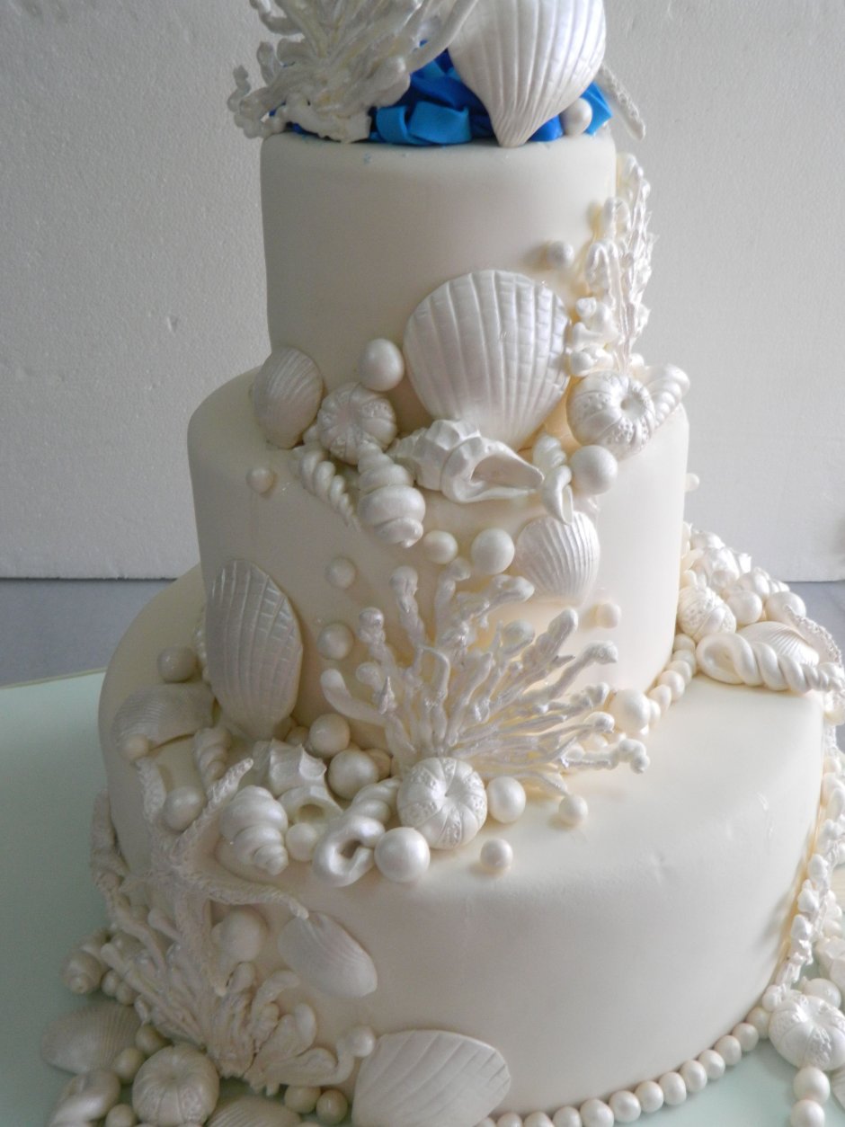 Стильный торт на жемчужную свадьбу