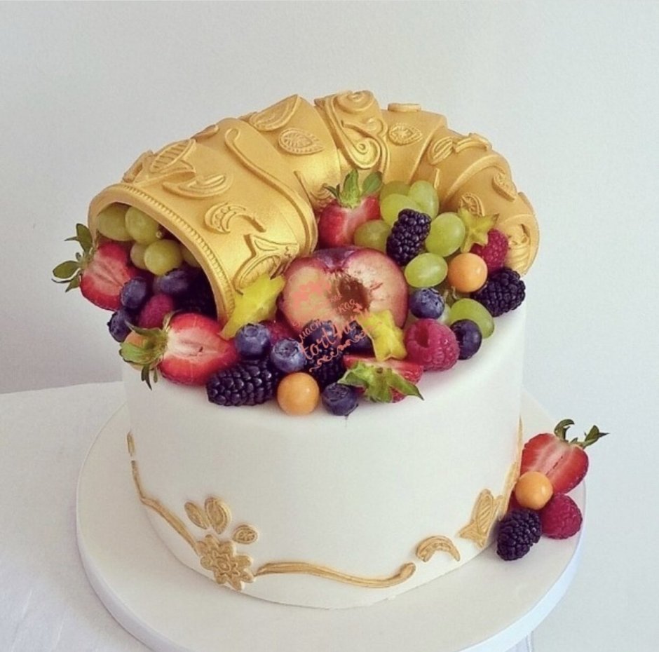 Торт Рог изобилия с фруктами