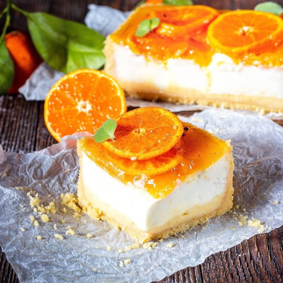 Торт с оранжевым декором