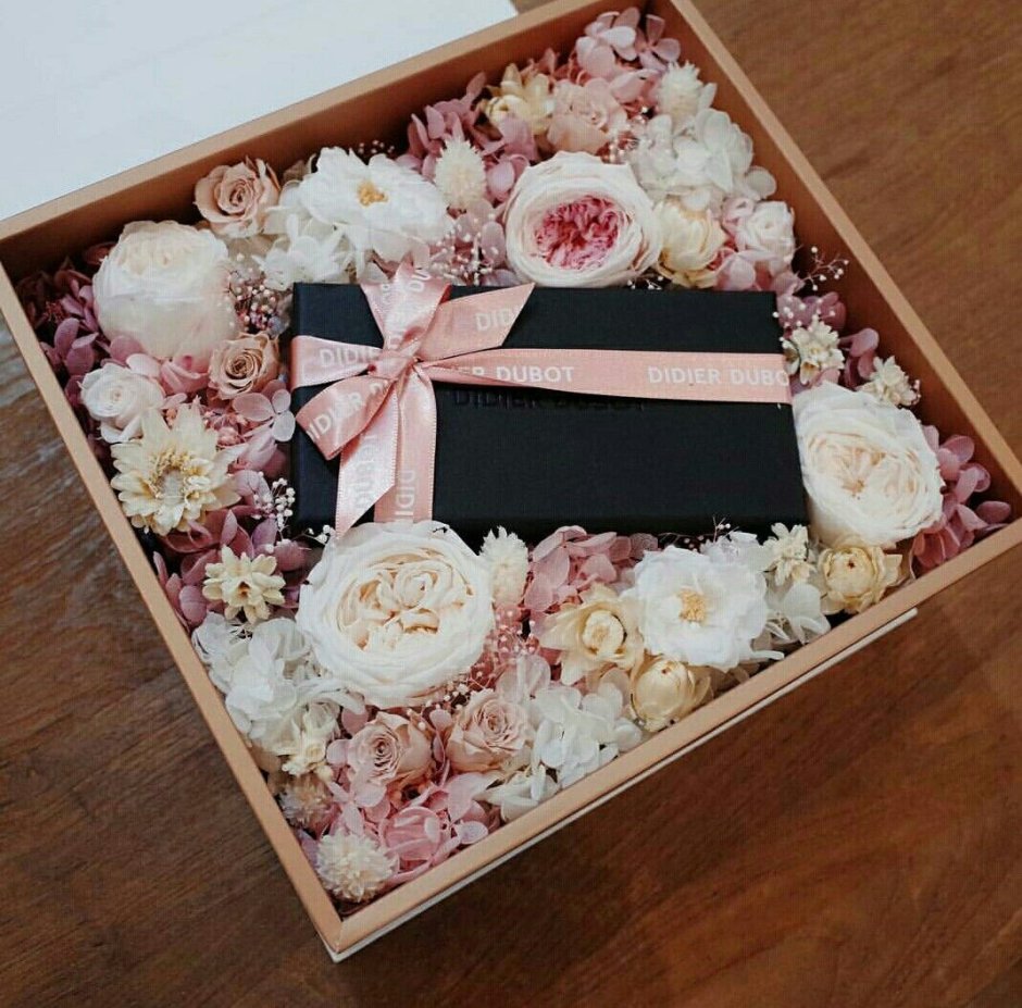 Коробка с цветами и подарком