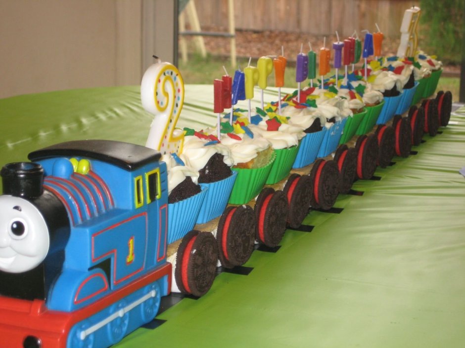 Торт в виде паровозика с вагонами