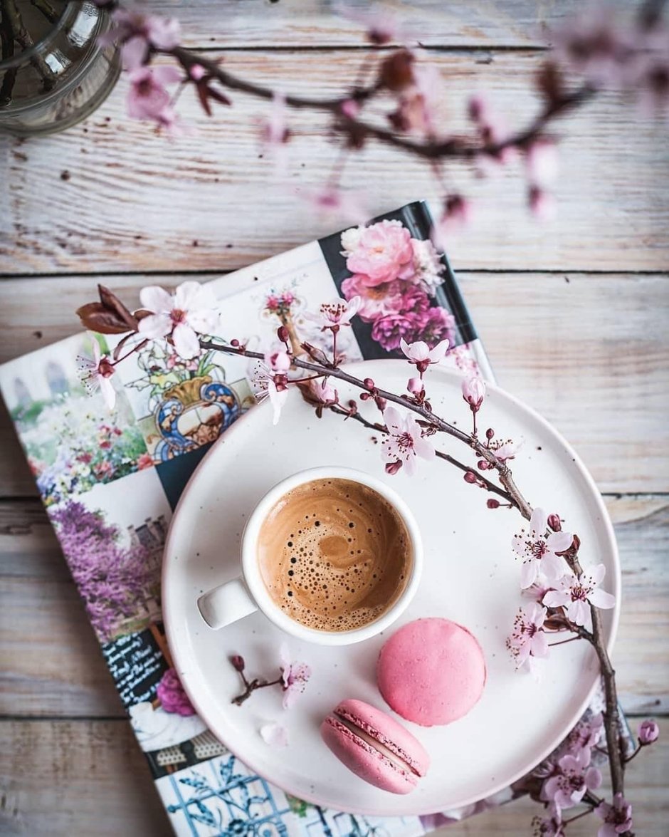 Кофе и белые цветы