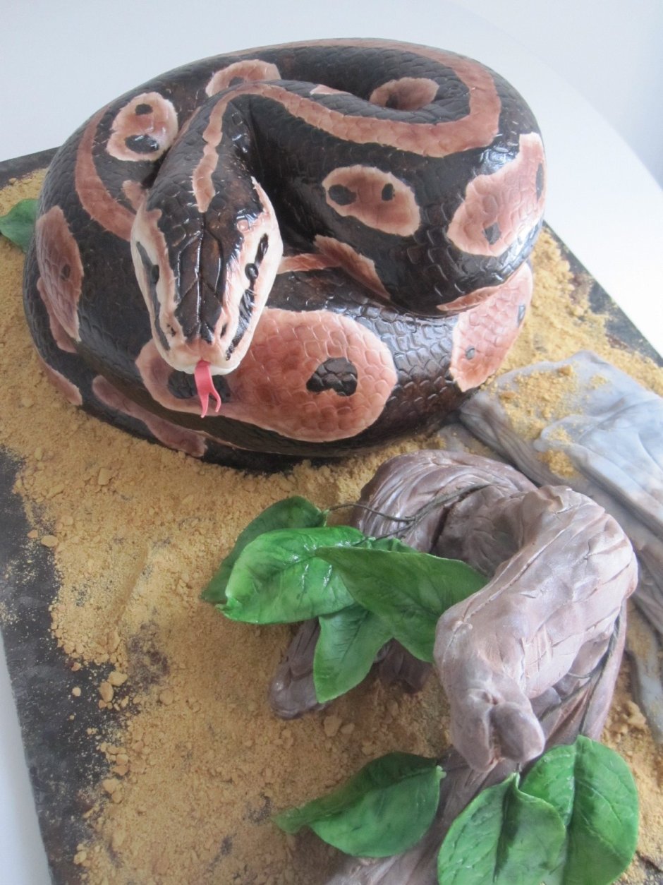 Торт в виде змей