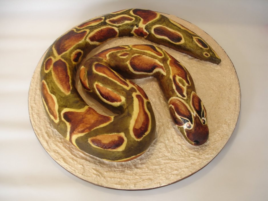 Торт украшенный змеями