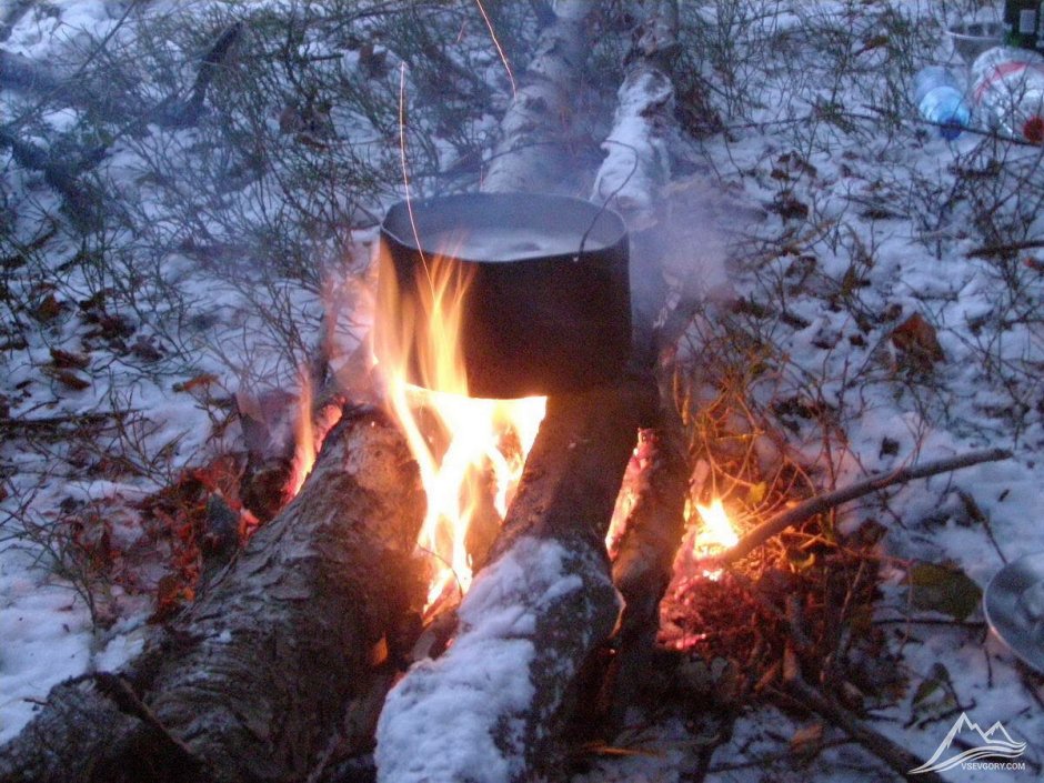 Костер зимой в лесу