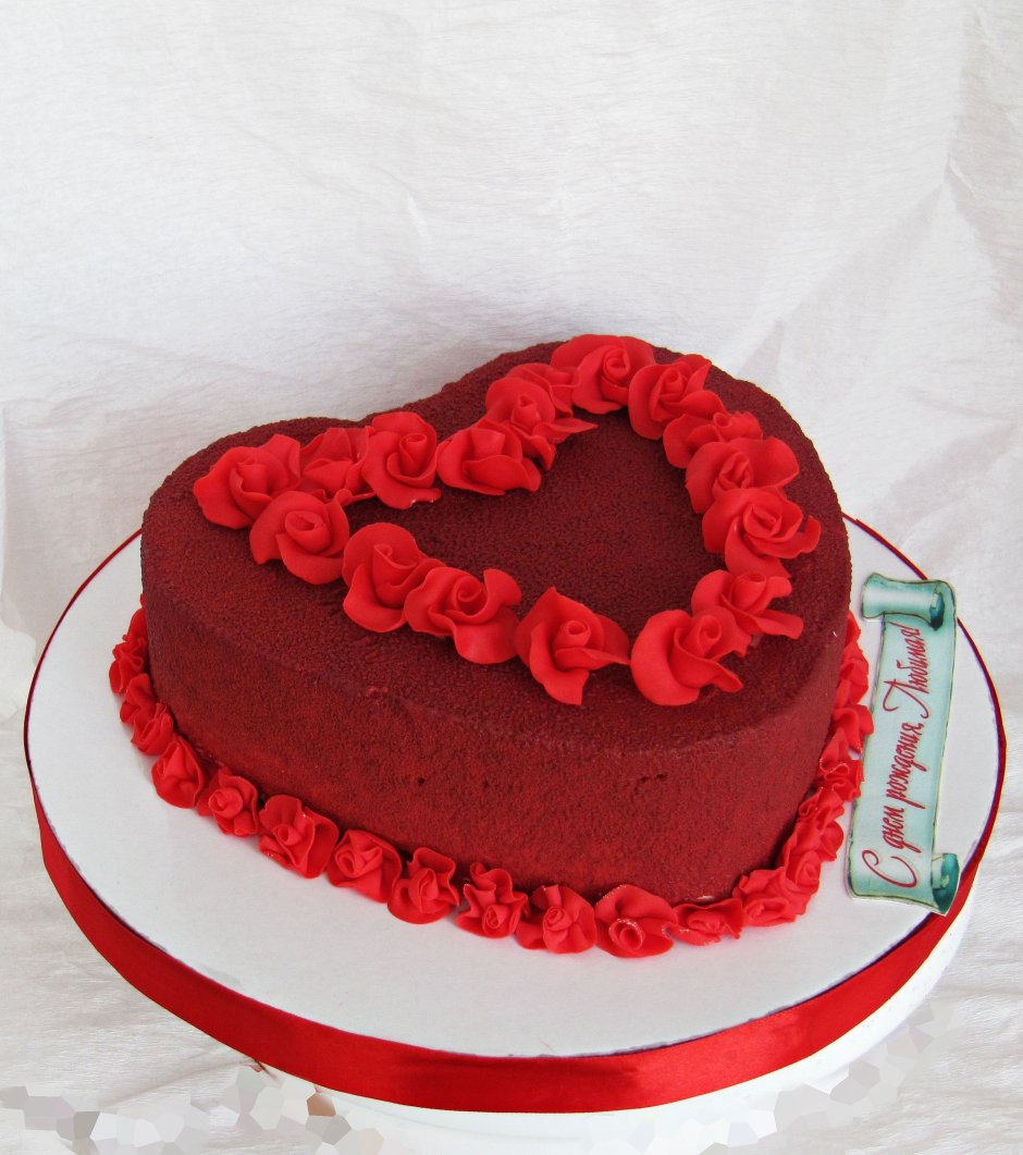 Торт с красным джемом и человеческим сердцем