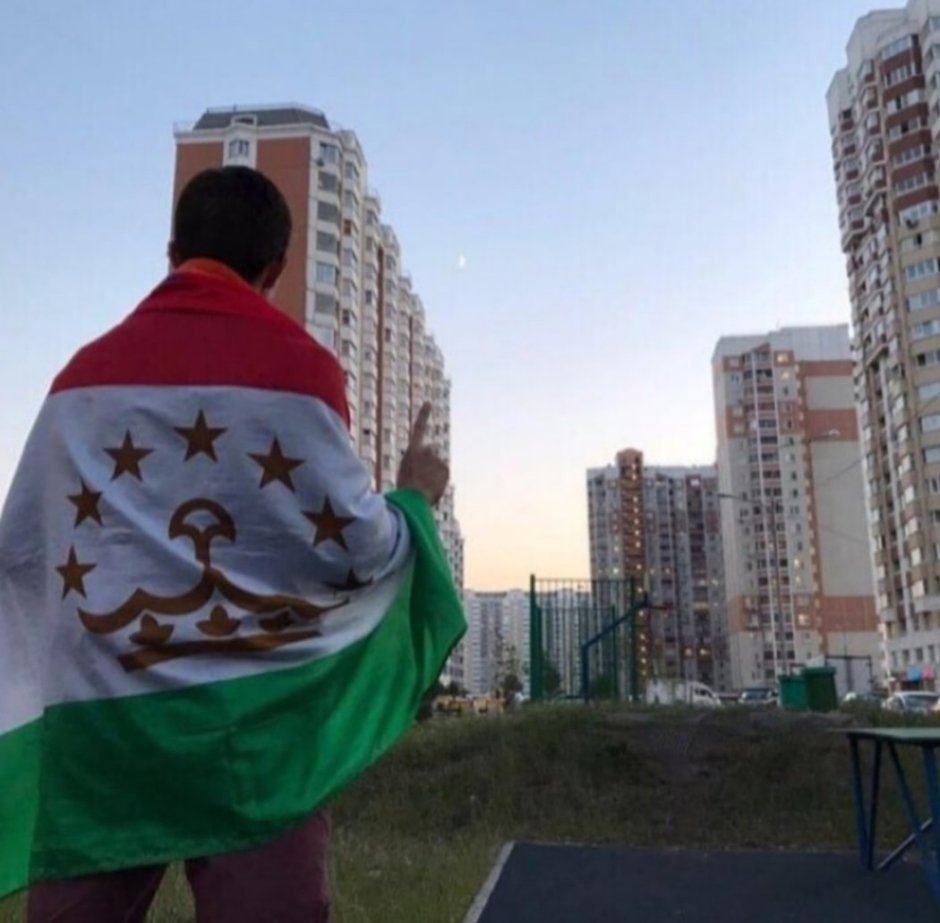Парень с таджикским флагом