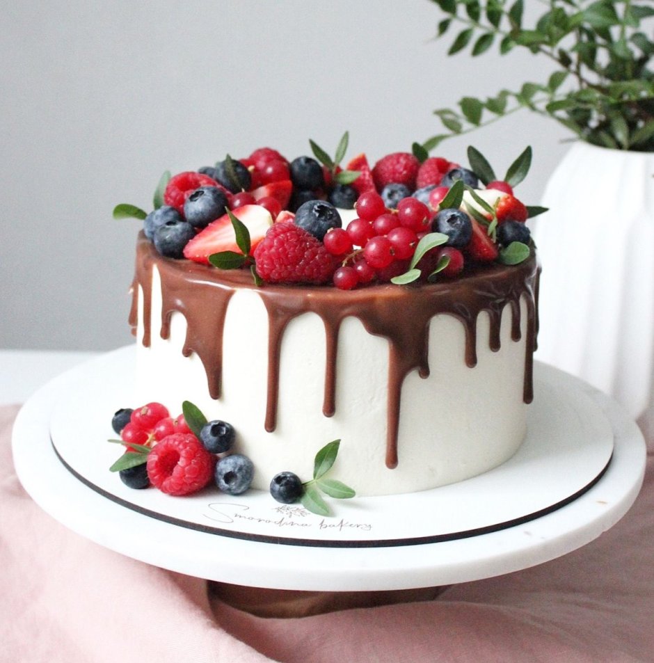 Торт с подтеками и ягодами