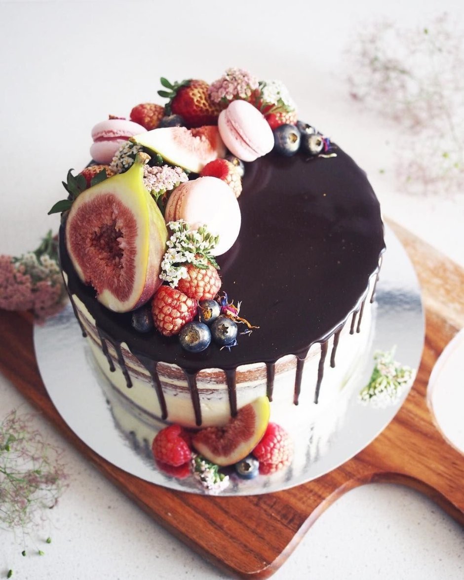 Торт с фруктами и шоколадом
