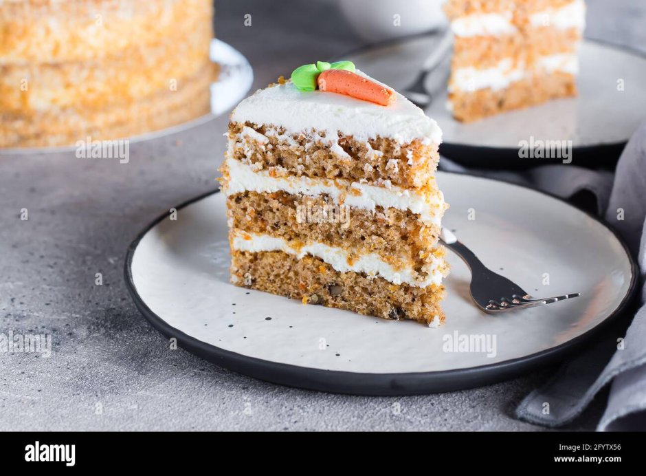 Морковный торт на тарелке