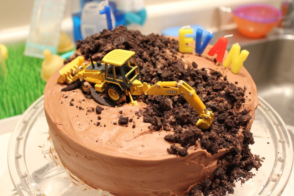 Торт с трактором и сладостями