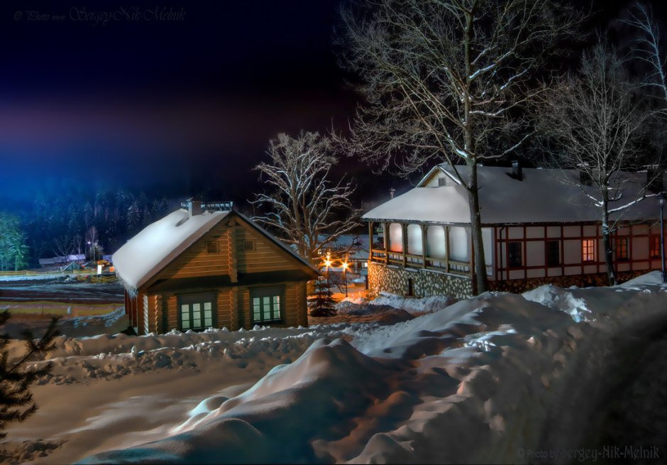 Домик в деревне вечером зимой