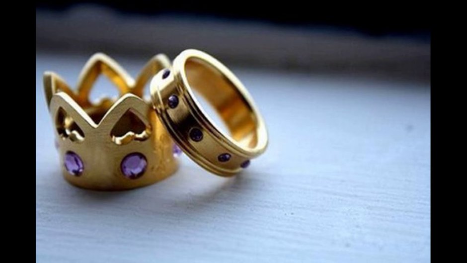 Деревянное кольцо с золотом