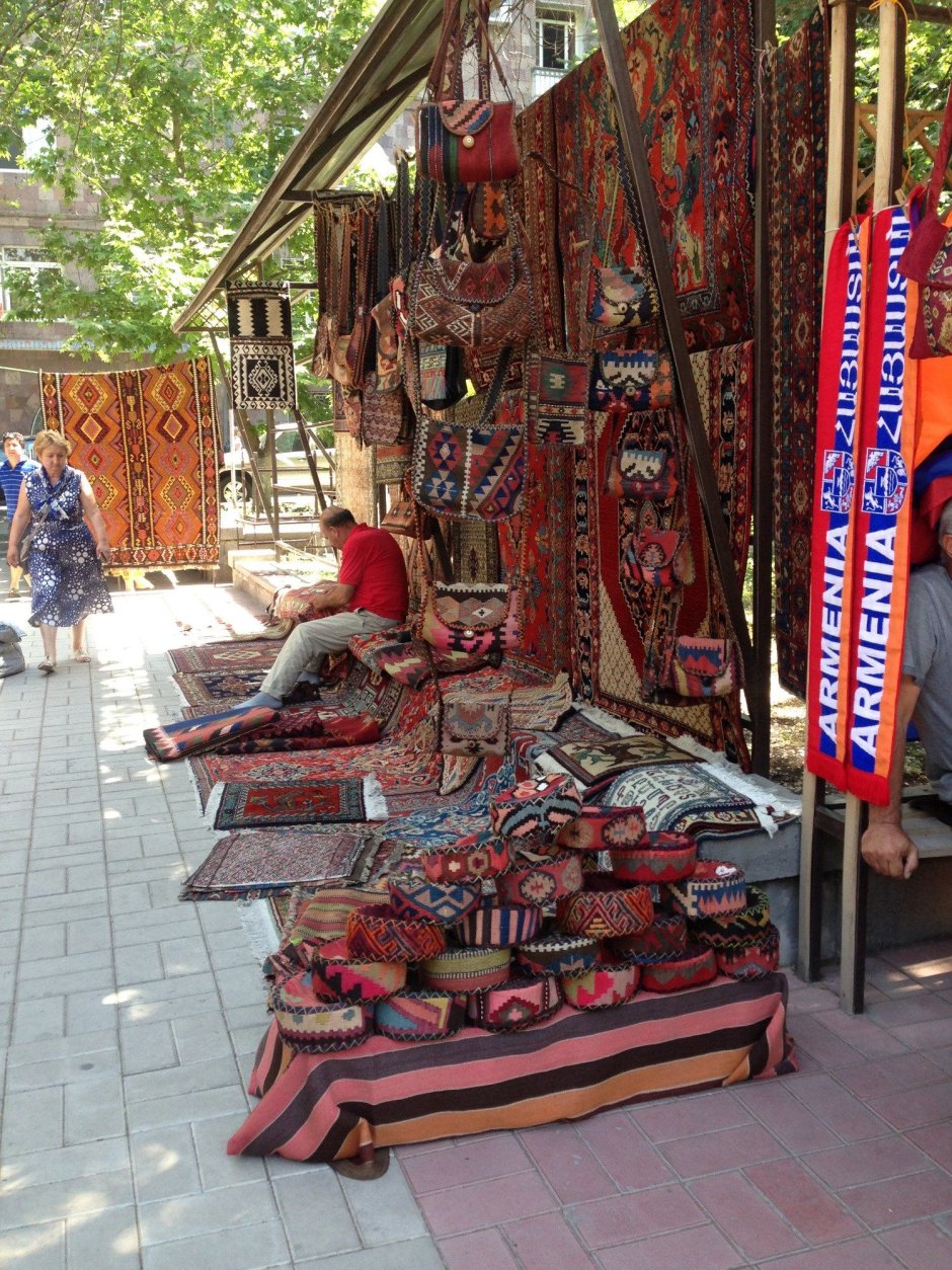 Блошиный рынок Вернисаж в Ереване