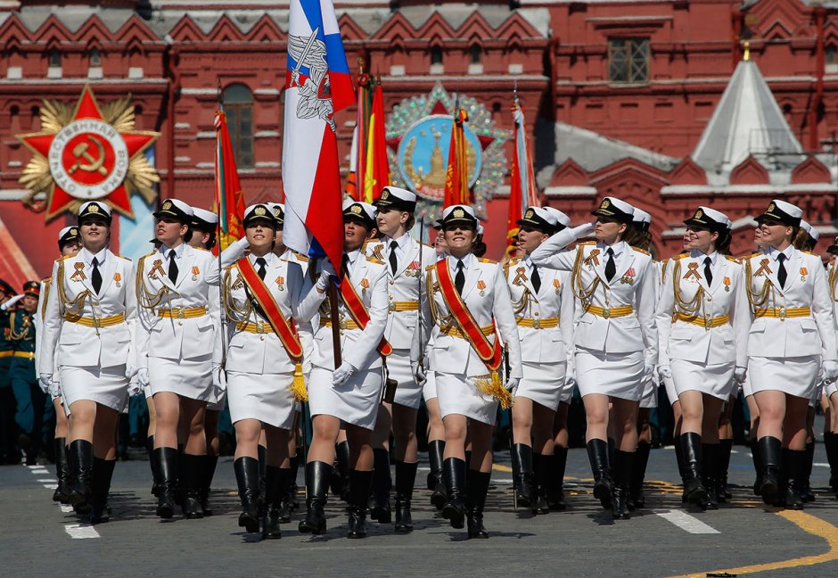 Женщины военные на параде