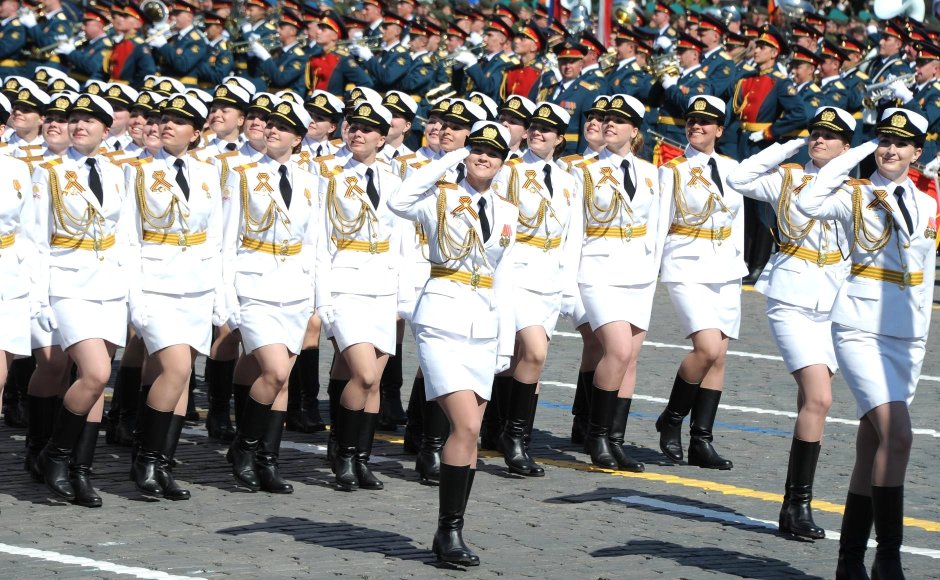 Женщины военнослужащие на параде