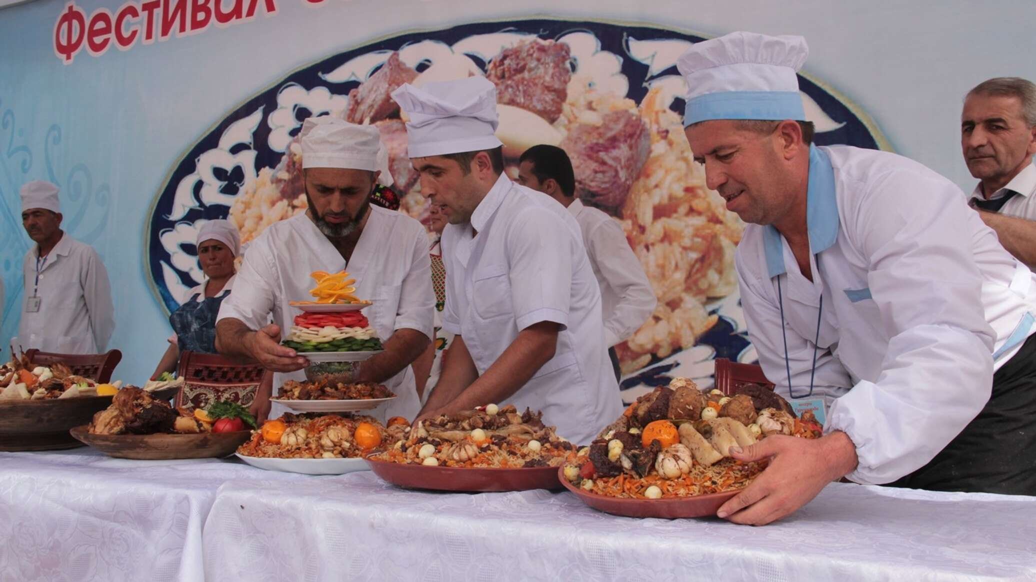 Оши душанбе. Оши Палава. Плов Самаркандский дастархан. Восточная кухня плов в Таджикистане. Оши палав фестиваль.