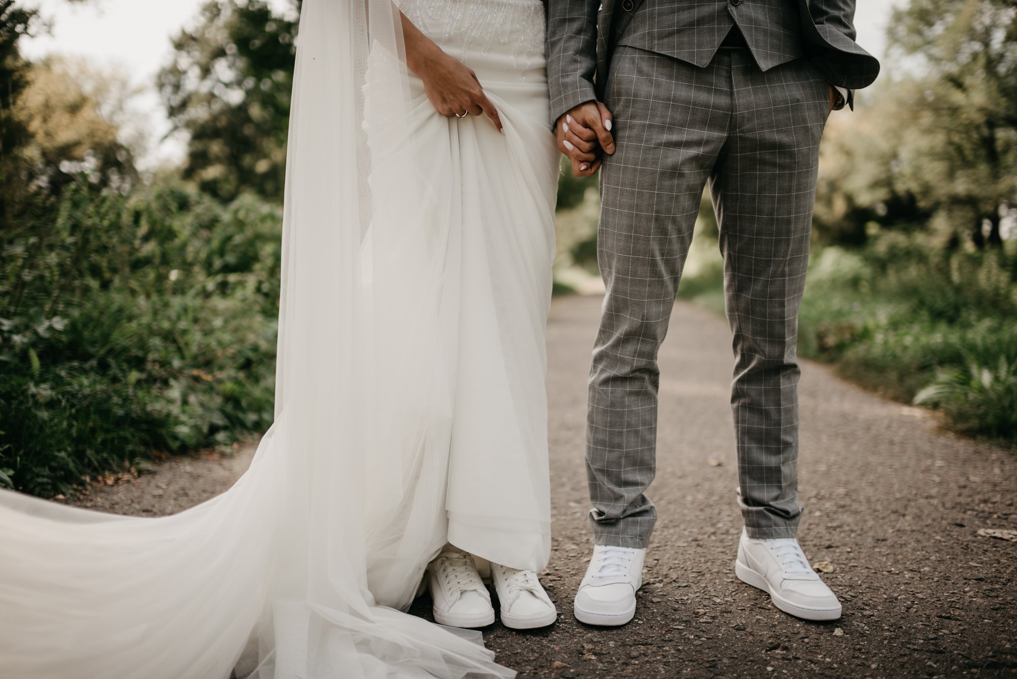 Что значит жених. Кеды на свадьбу невесте и жениху. Свадебное платье с кедами. Свадебное платье с кроссовками. Свалелеое платье с кроссовками.