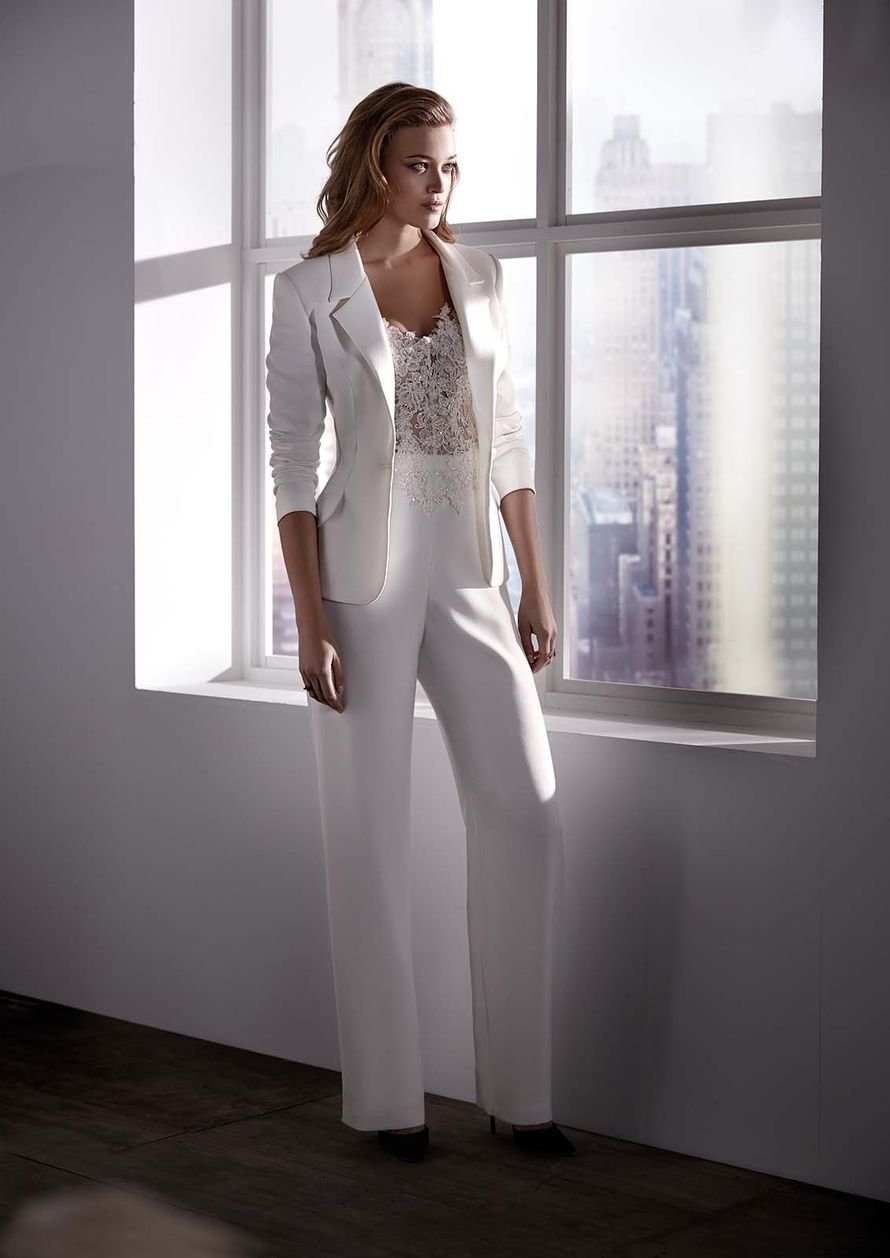 Белый брючный костюм женский с брюками палаццо