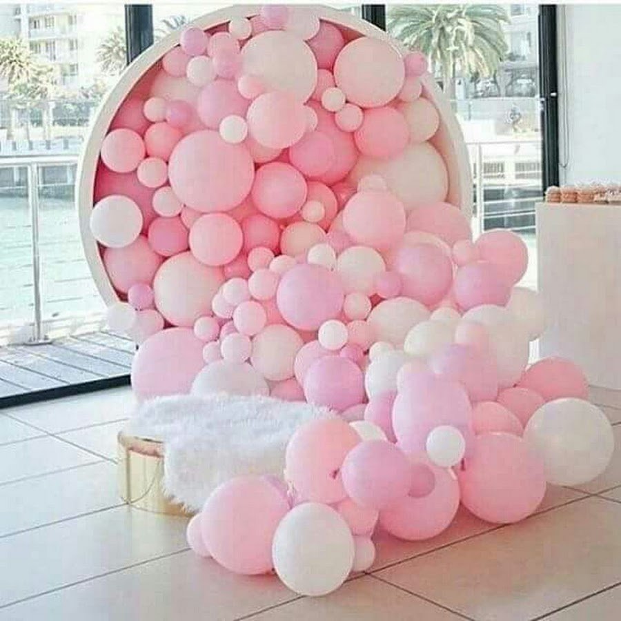 Фотозона с розовыми шарами