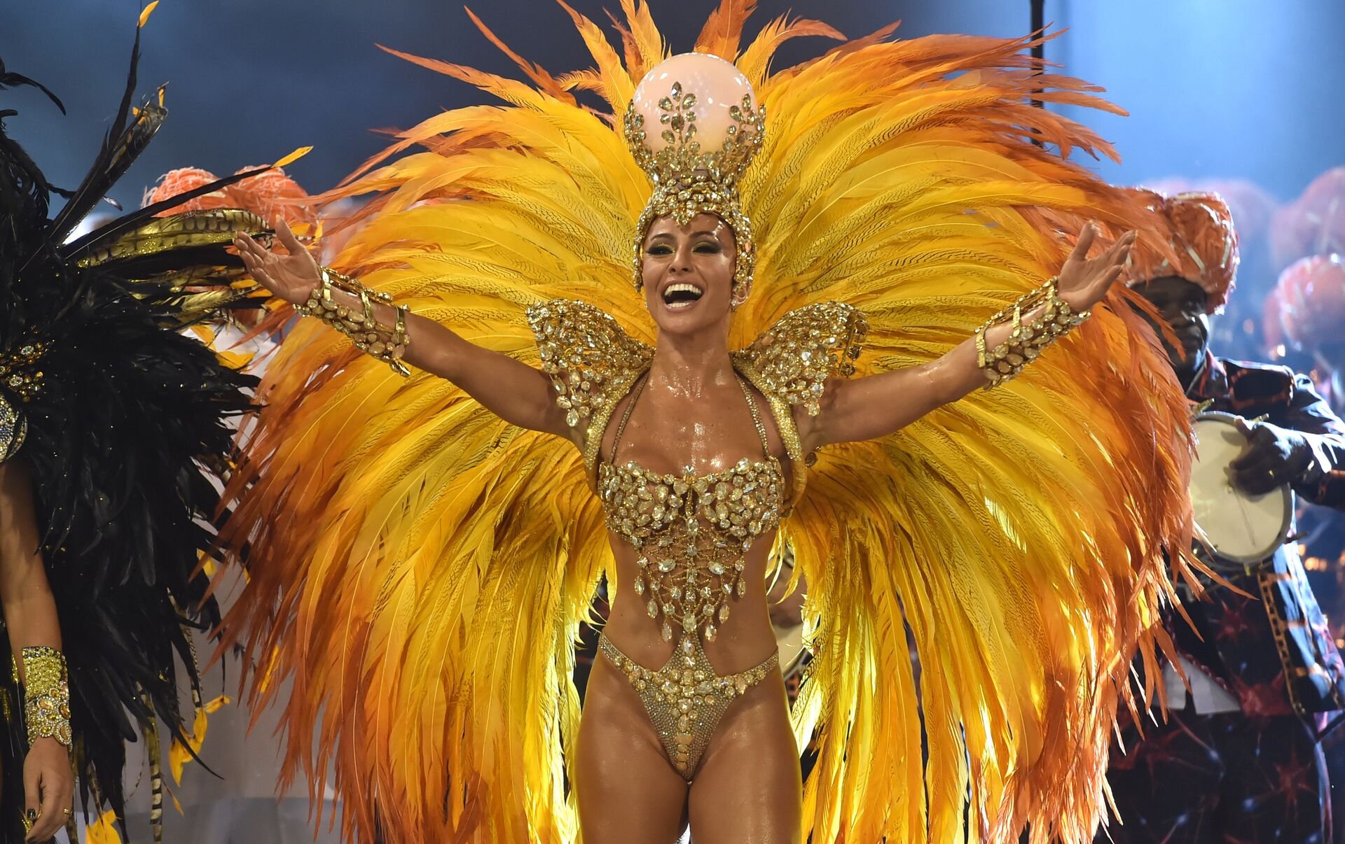 Девушка карнавал. Карнавал в Рио-де-Жанейро. Карнавал Рио (Rio Carnival). Карнавал в Рио-де-Жанейро Рио-де-Жанейро Бразилия. Рио-де-Жанейро карнавал костюмы.