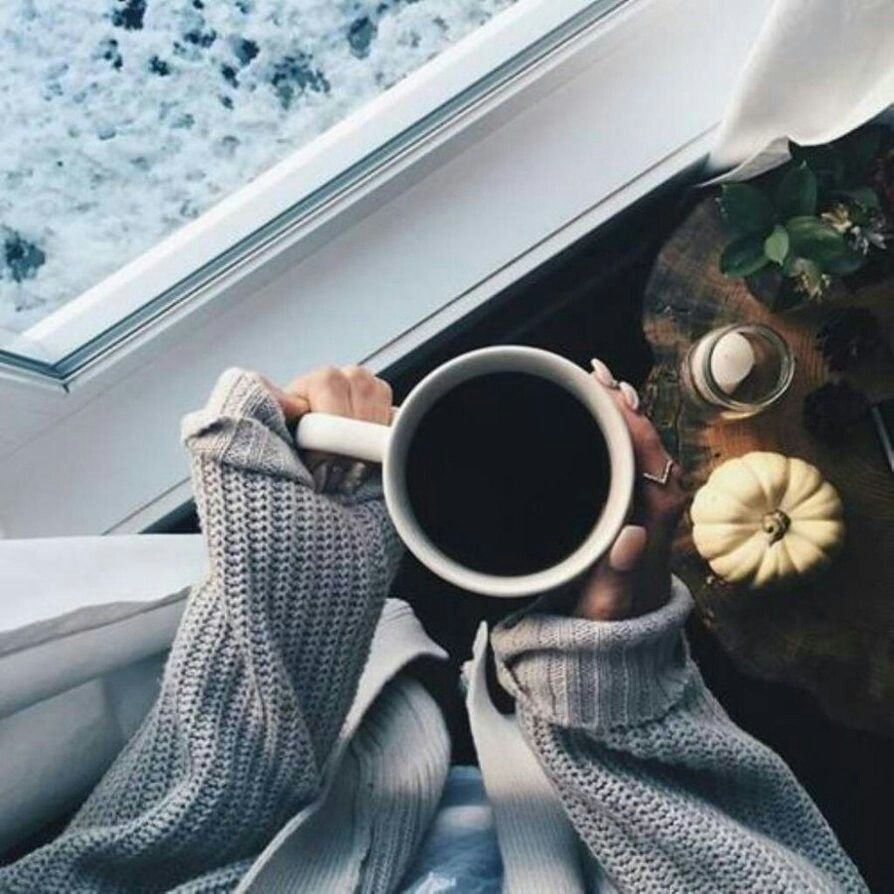 Чашка чая в руках зимой