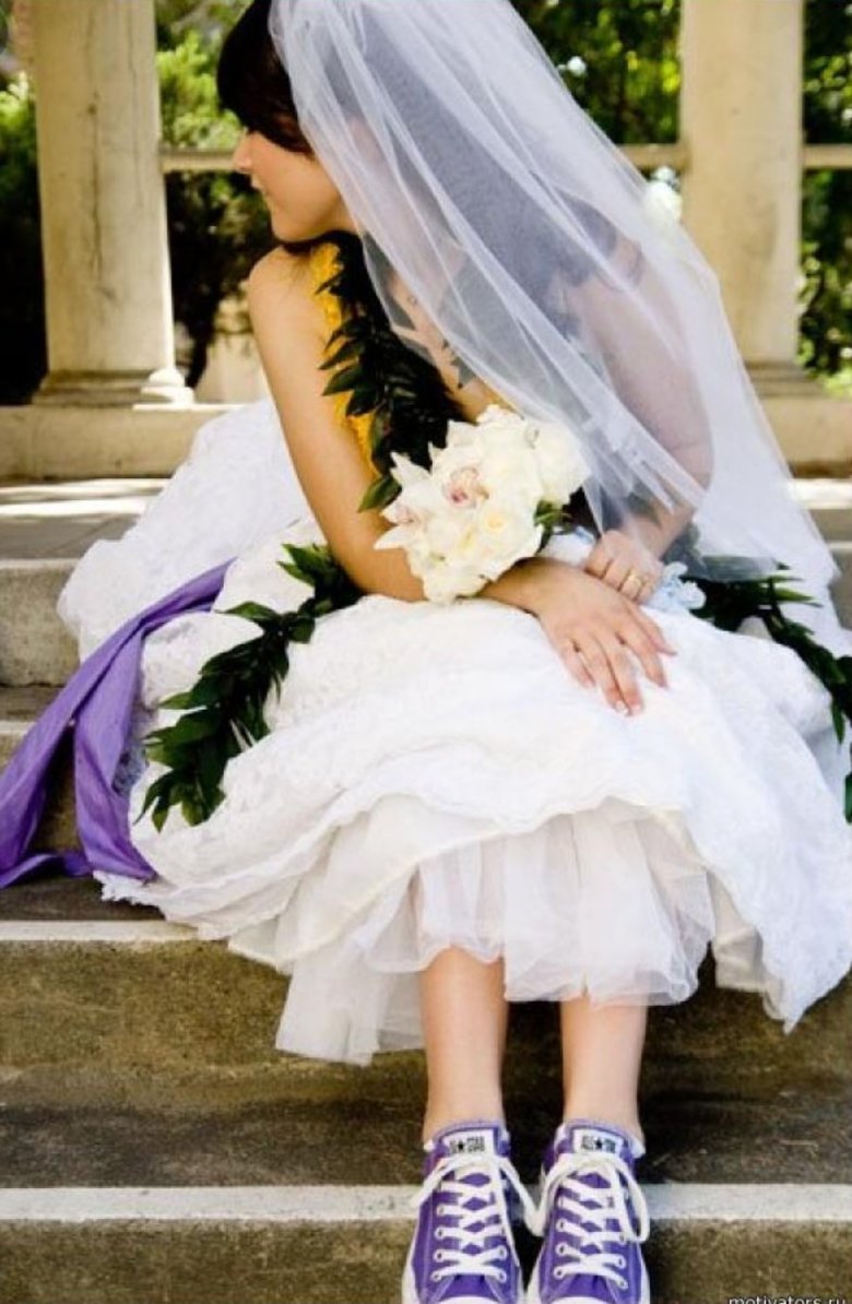 Короткое свадебное платье с кроссовками