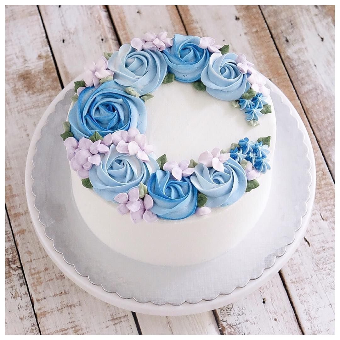 Кремово синий. Торт с кремовыми цветами. Торт кремовый синий. Украшение торта в голубых тонах. Декор торта голубой.