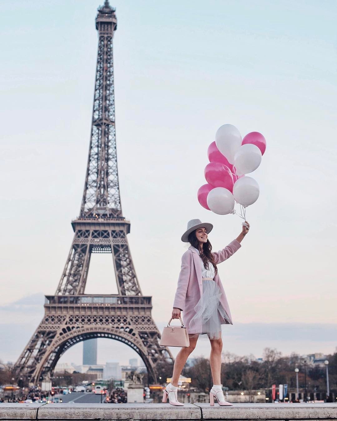 Башня с шарами. Эйфелева башня в Париже. Эйфелева башня в Париже фото. Эйфелева башня в Париже Инстаграмм. «Девушка в Париже».