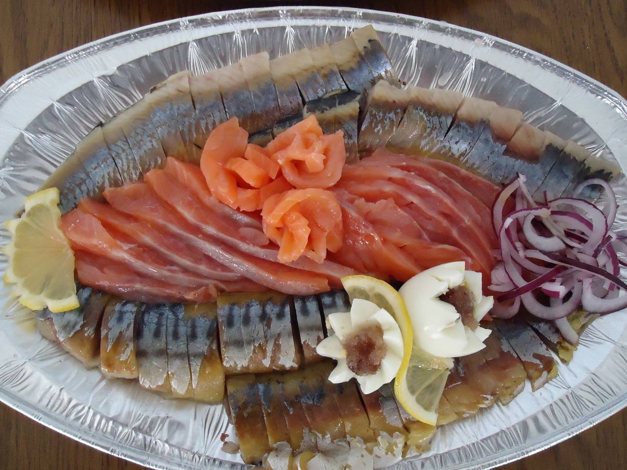 Нарезки рыбы на стол. Рыбная тарелка селедка и скумбрия. Рыбная нарезка. Красивая нарезка из рыбы. Украшение рыбной нарезки.