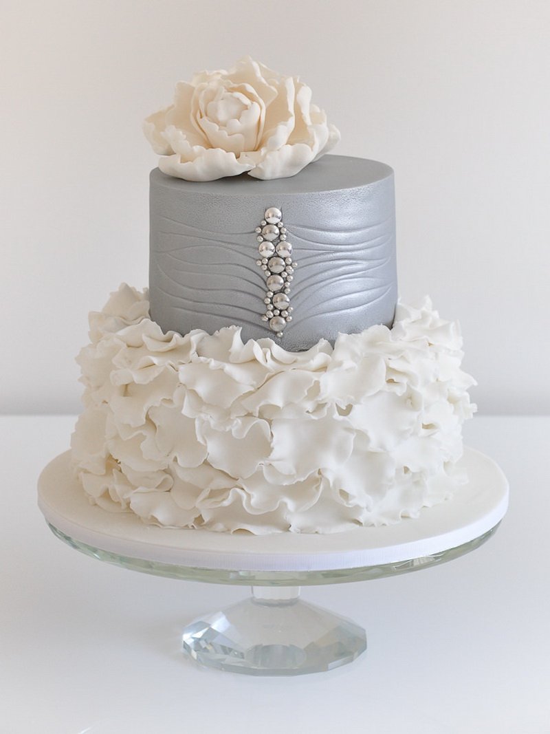 Свадебный торт двухъярусный белый