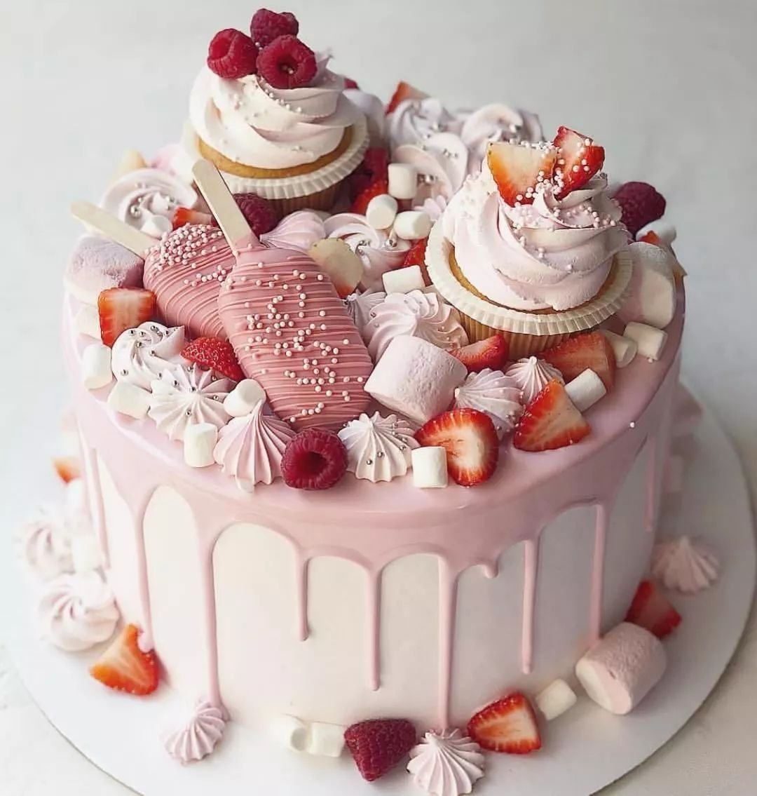 Идеи торта женщине. Красивые торты. Красивые торты для девочек. Торт девочка. Украшение торта сладостями для девочки.