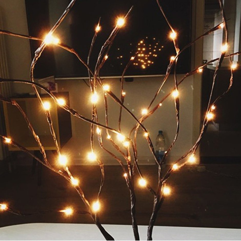 Декоративное дерево с лампочками