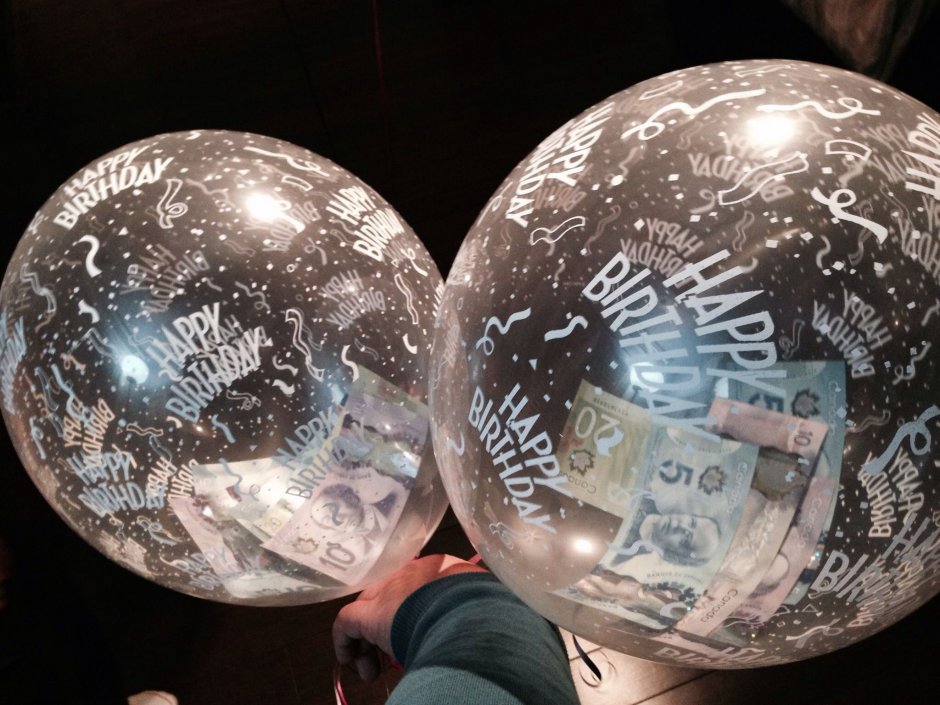 Прозрачный шар с деньгами