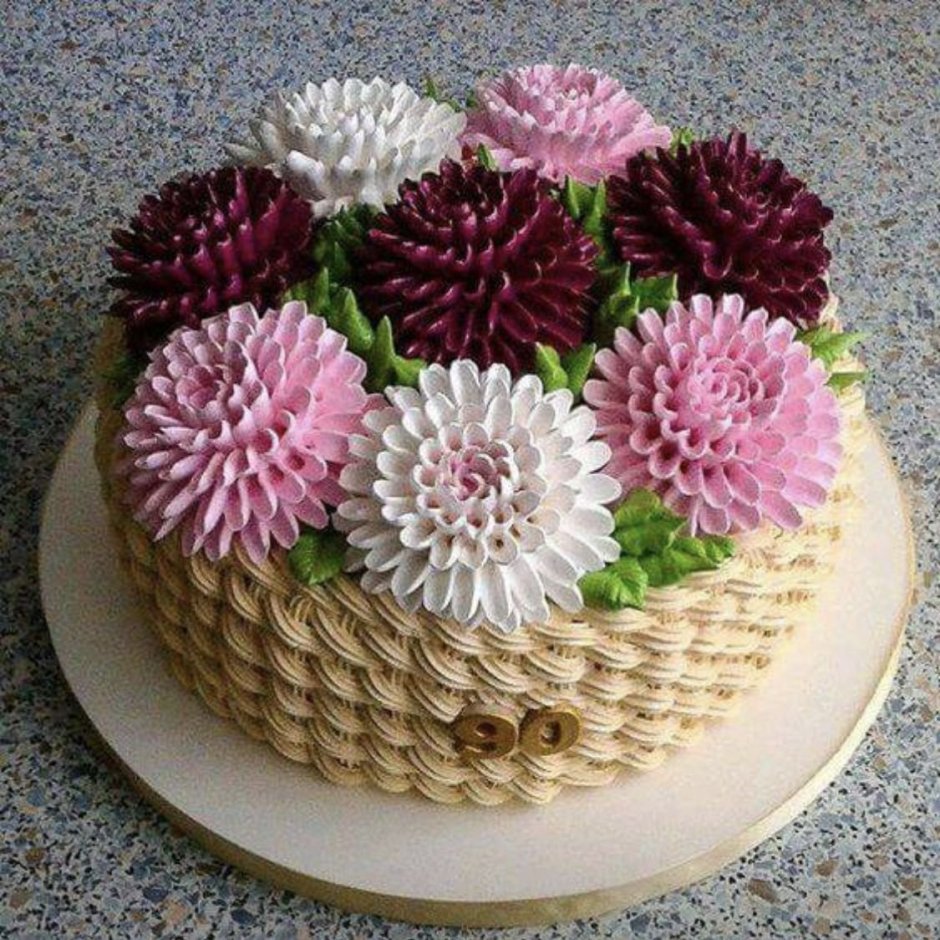 Квадратный торт с цветами из крема