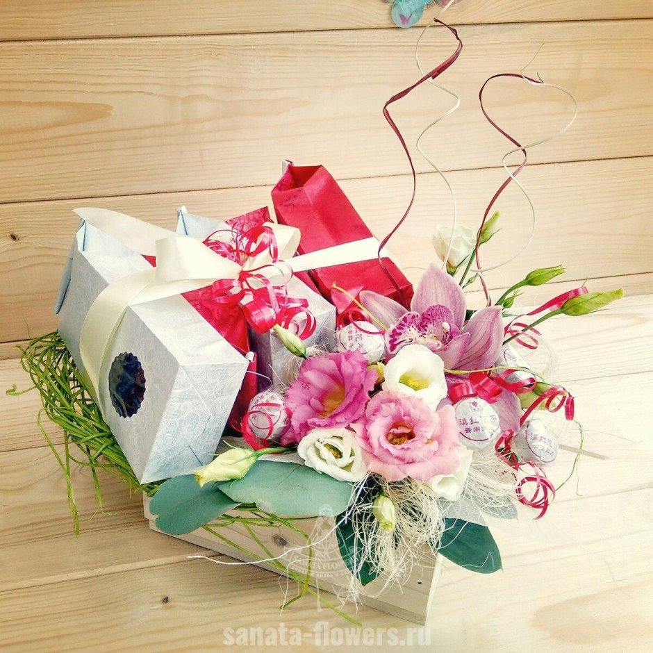 Упаковка подарка с живыми цветами