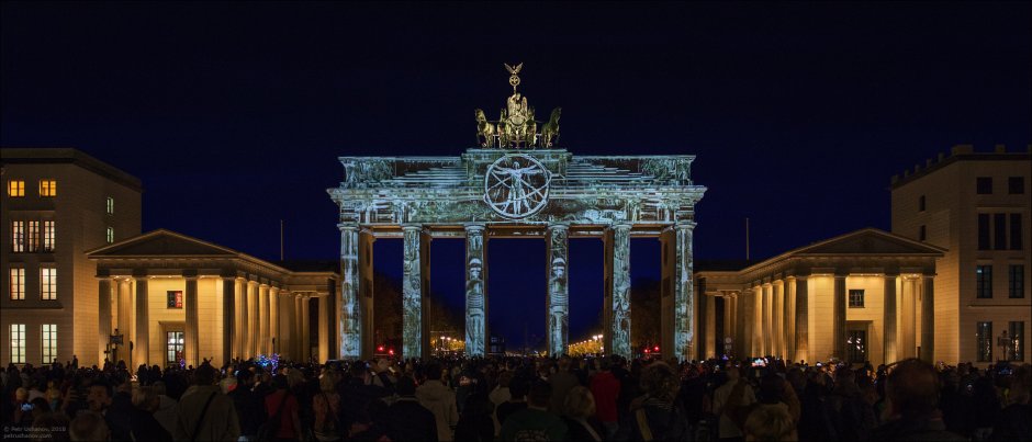 Фестиваль света в Берлине City Light Run бегущие люди