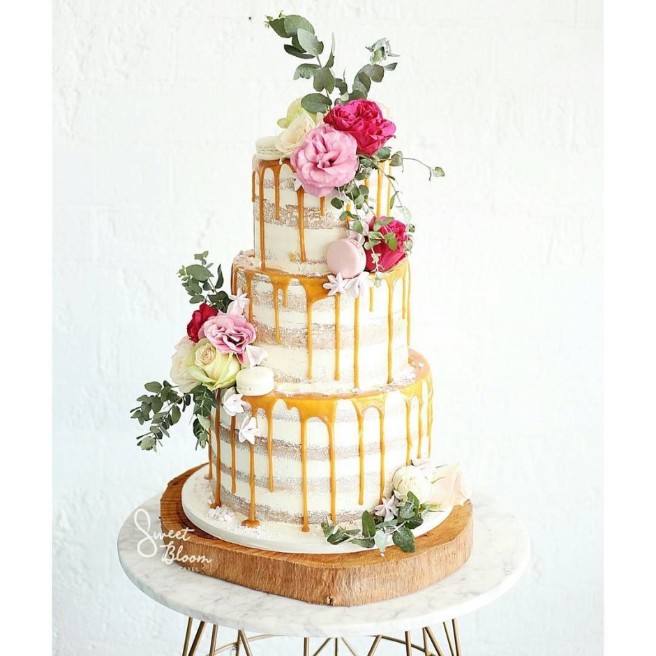 Свадебный торт с цветами из крема