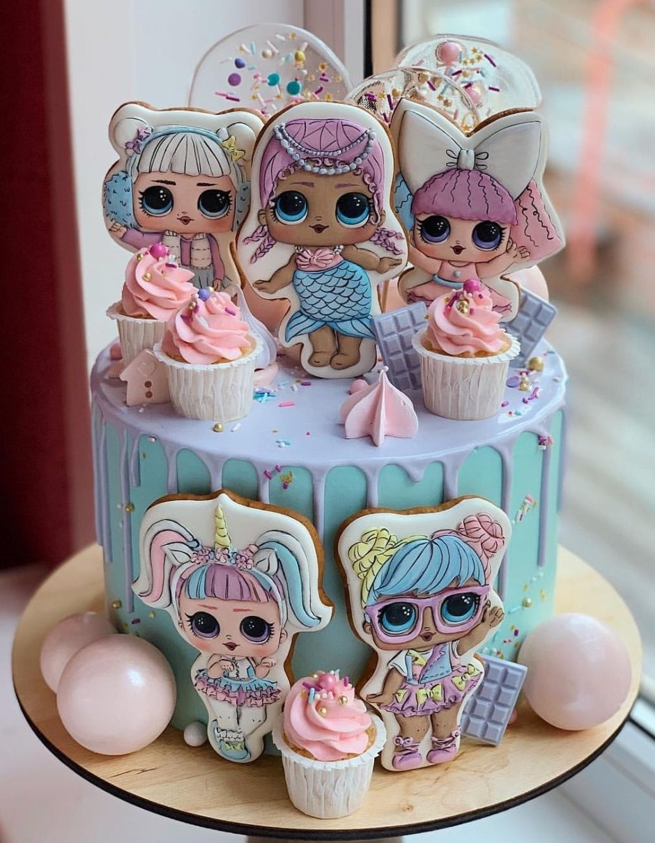 Торт с куклой и леденцами
