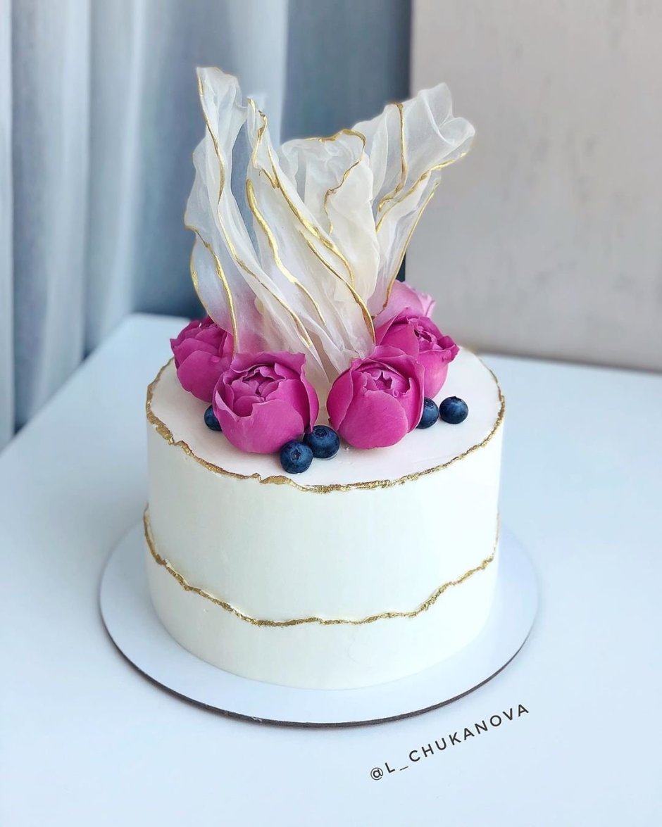 Торт с рисовыми парусами и живыми цветами