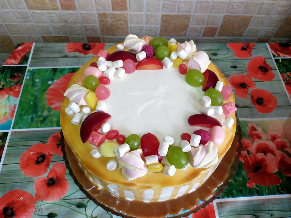 Украшение торта клубникой и нектарином