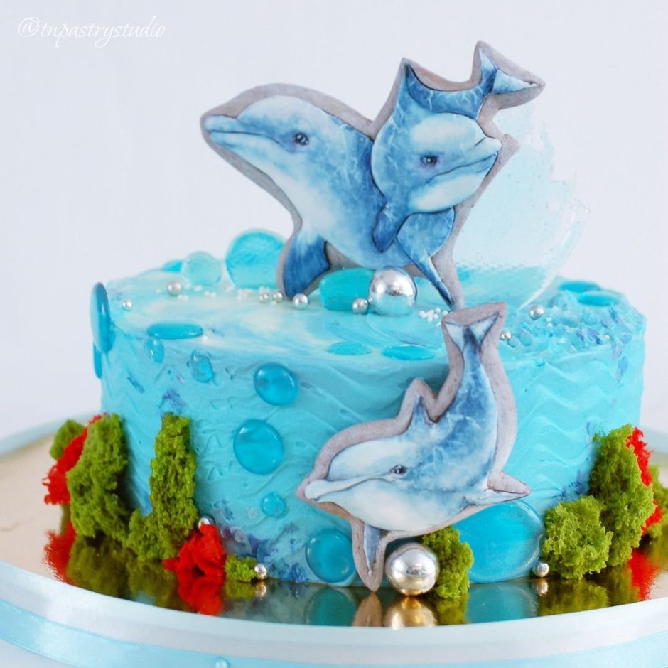 Торт с дельфинами
