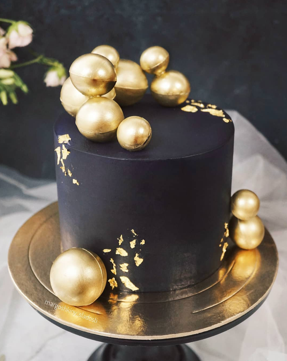 Торт черный с золотыми шариками
