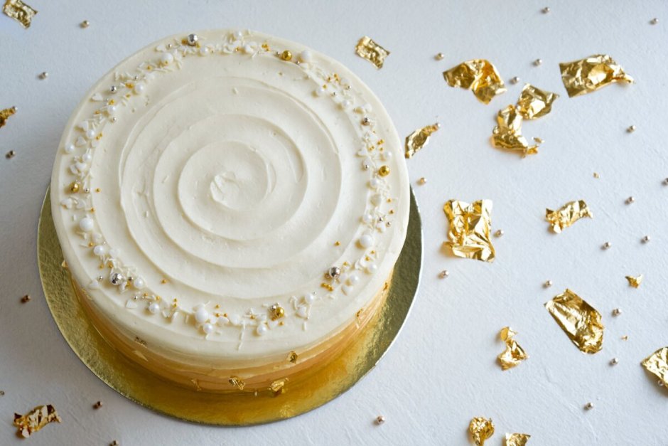 Украшение торта пищевым золотом