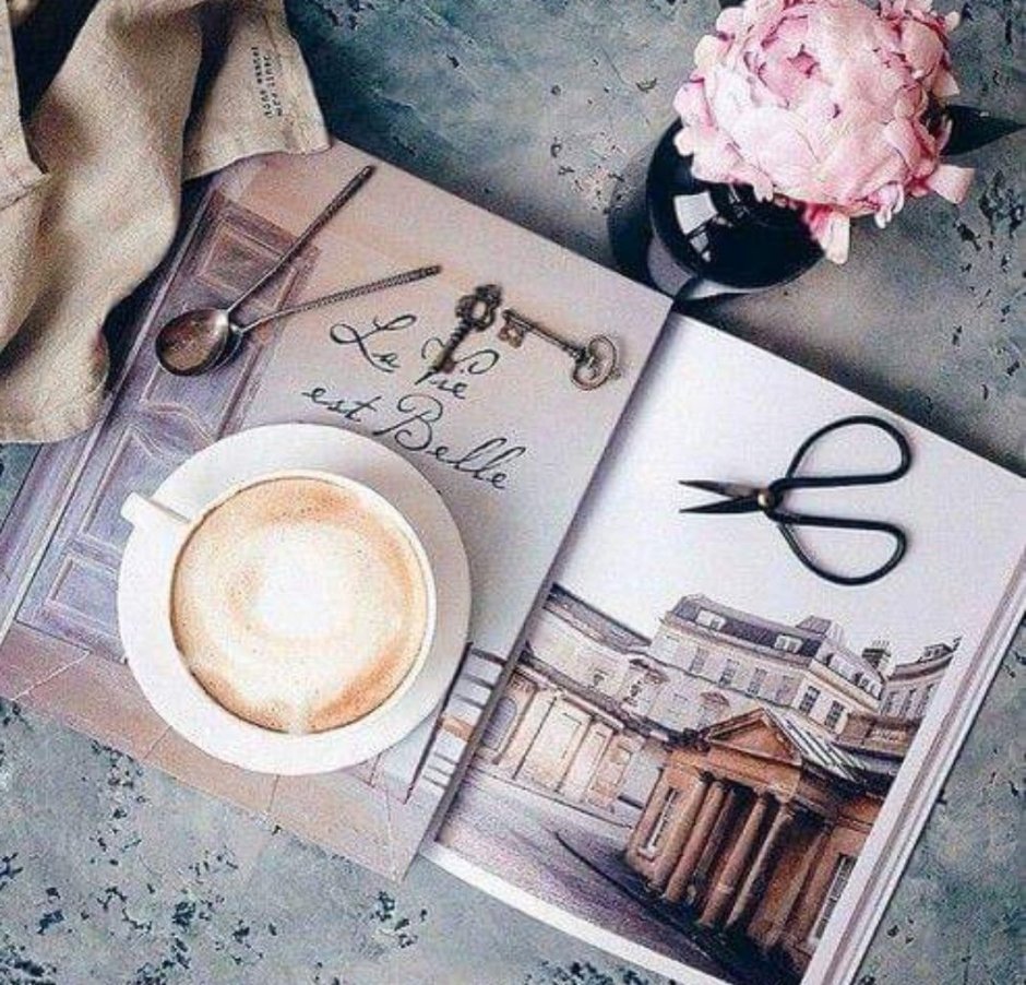 Чашка кофе и журнал