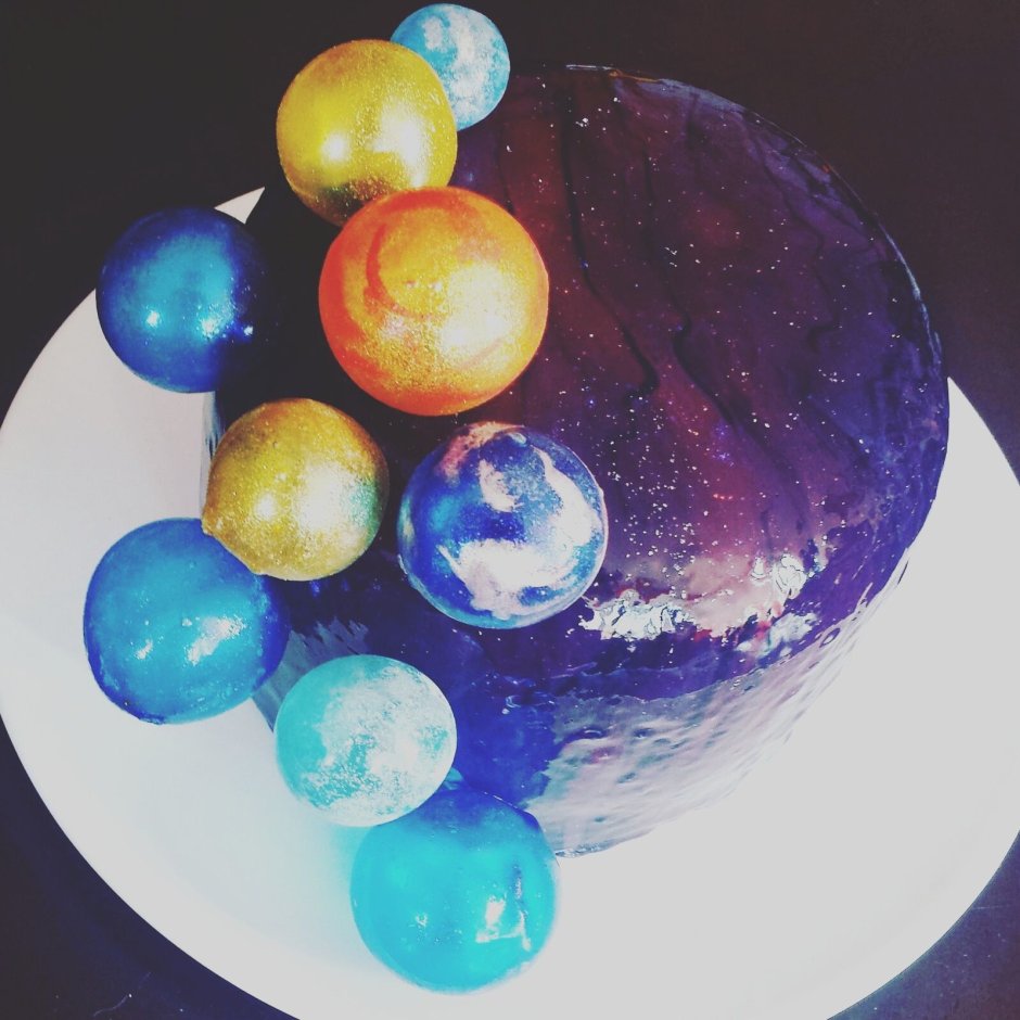 Торт в виде планеты земля с радужным человечками