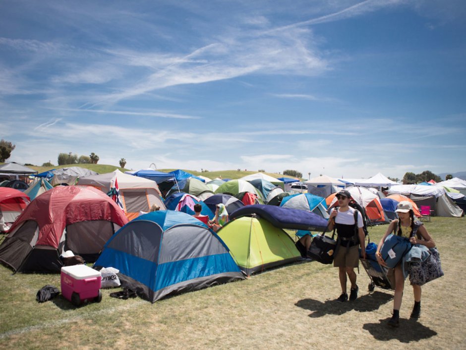 Люди в палатке