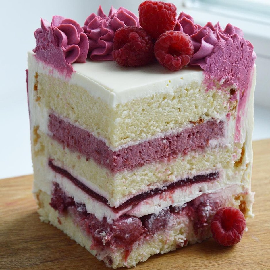 Красивый торт с ягодами в разрезе